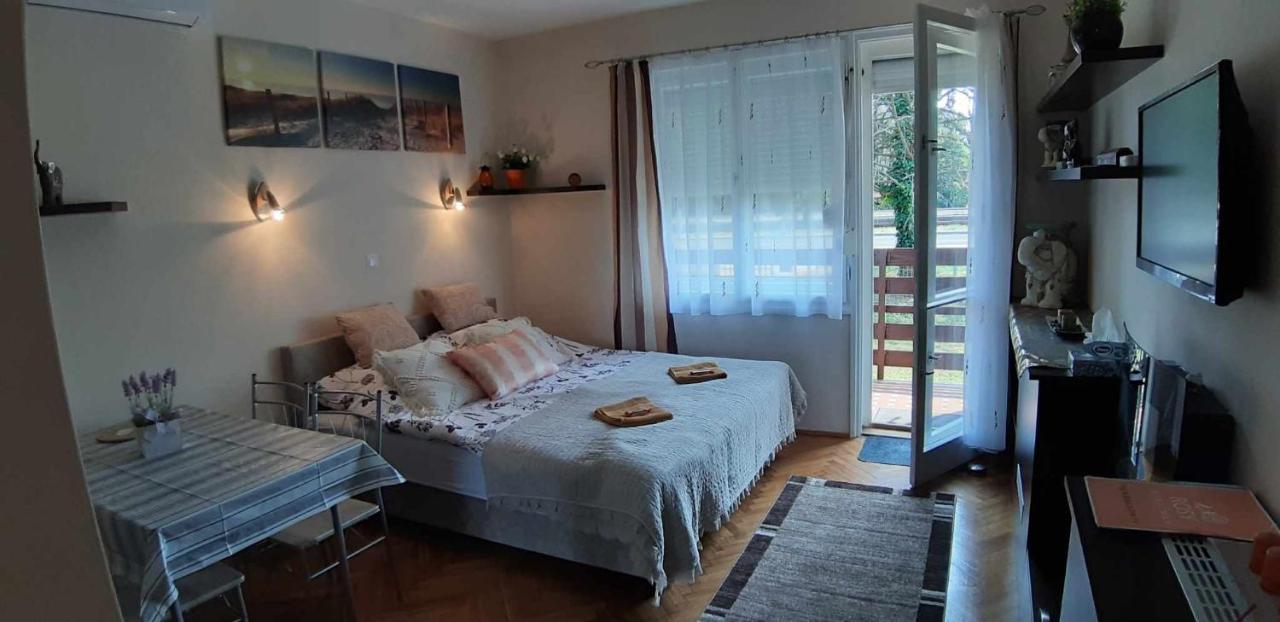 Rosy Apartman Apartment Vonyarcvashegy Exterior photo
